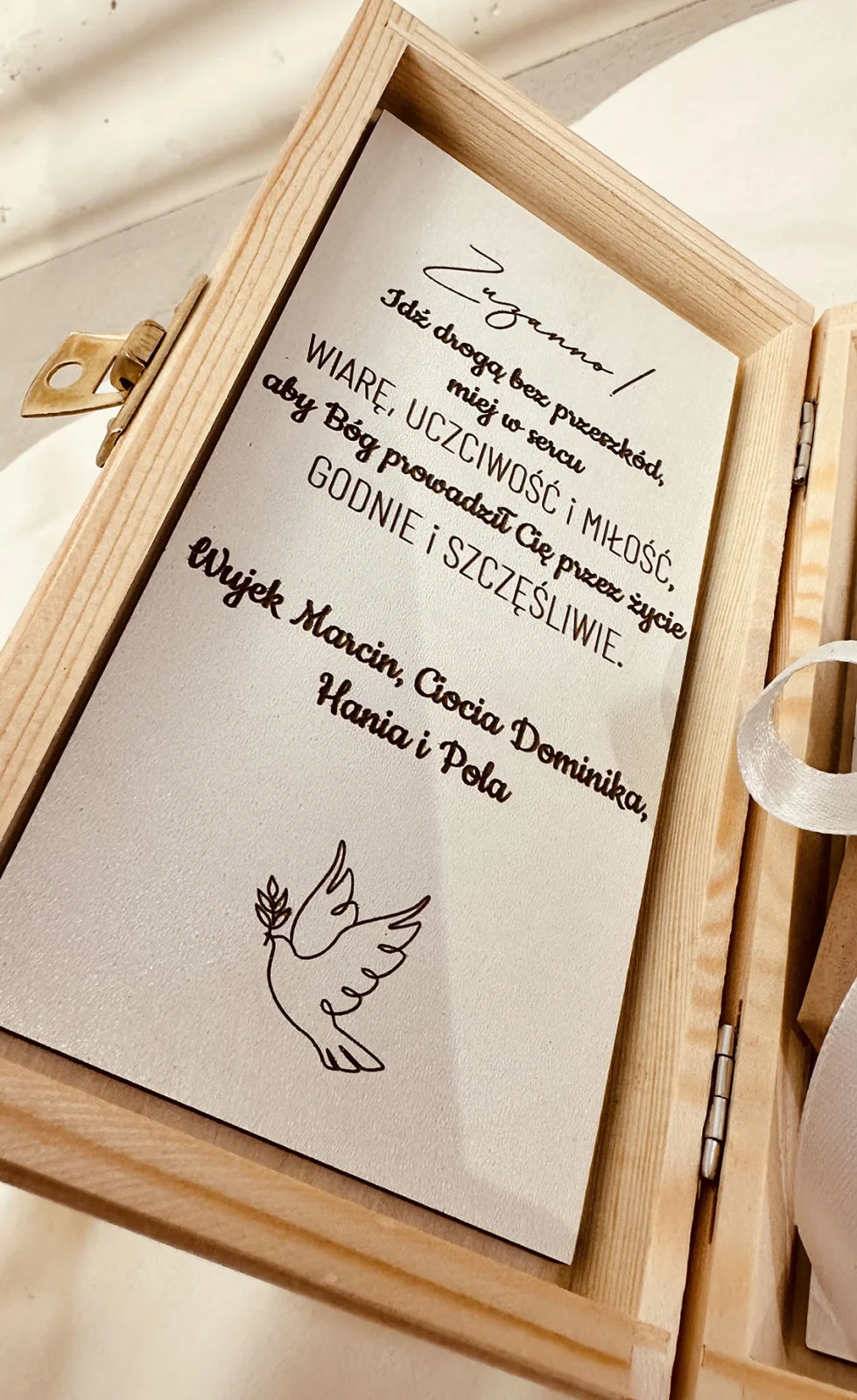 Biały środek Pudełko na prezent komunijny z personalizowanymi życzeniami rozeta