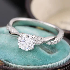Platynowy pierścionek z diamentami 0.75ct ciekawy wzór zaręczyny