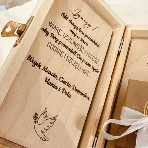 Pudełko na prezent komunijny z personalizowanymi życzeniami IHS